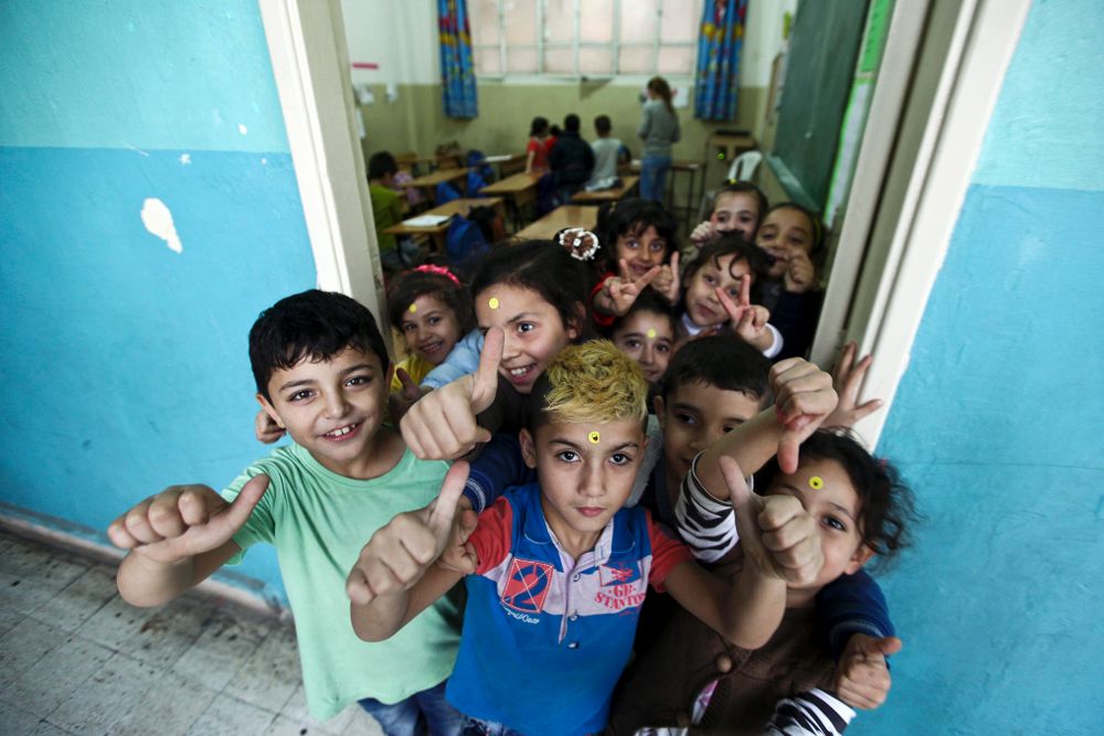 Fotografía facilitada hoy, 17 de noviembre de 2015, que muestra a un grupo de estudiantes que asiste a la escuela FVDL que acoge a unos 500 niños refugiados procedentes de Irak y Siria.