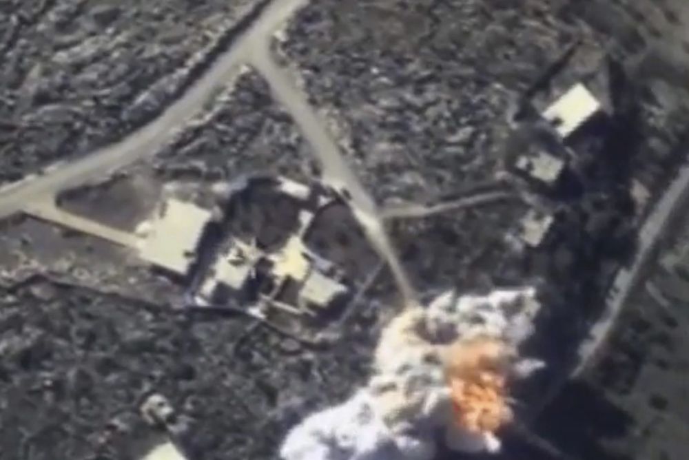 Vista aérea de un centro de mando local y un depósito de munición destruidos por misiles de crucero.
