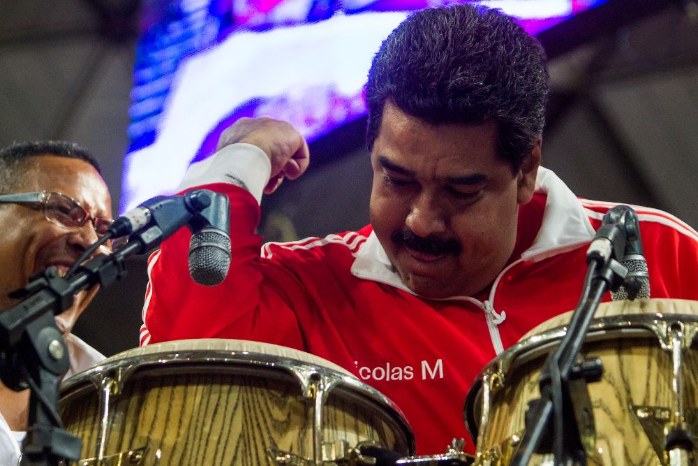 El presidente venezolano Nicolás Maduro toca unos tambores.