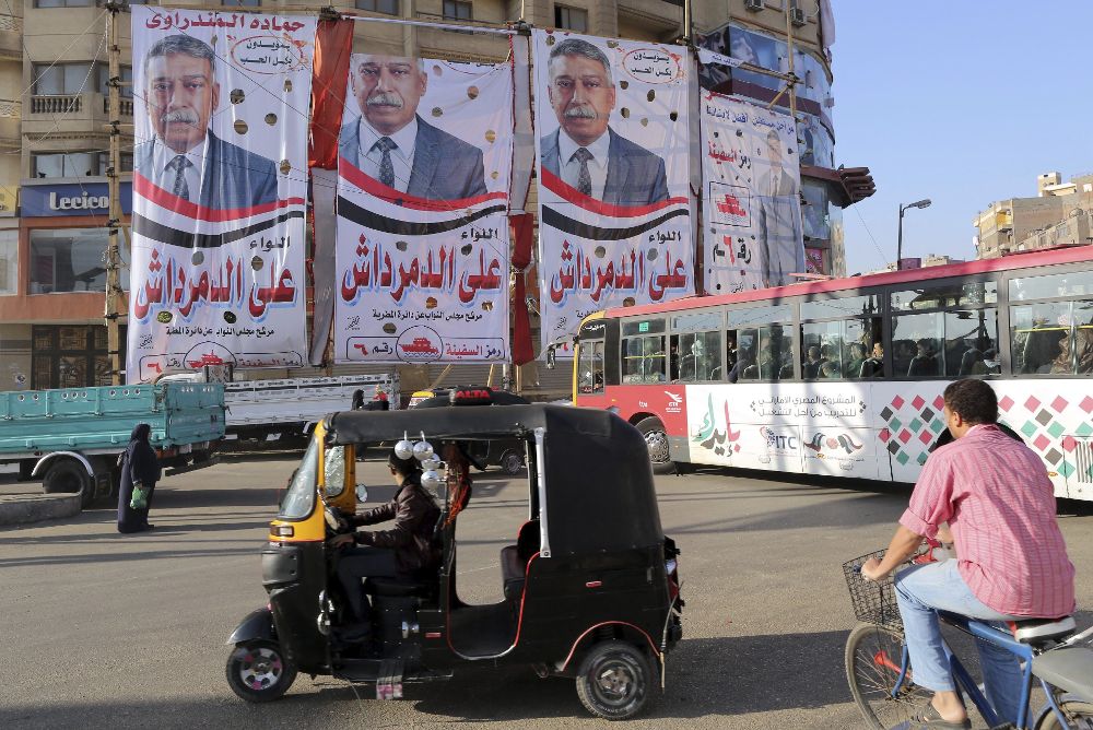 Carteles electorales decoran las calles de El Cairo en Egipto.