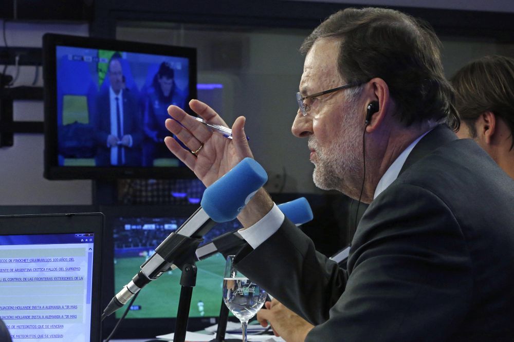 El presidente del Gobierno, Mariano Rajoy durante su participación como comentarista de la jornada de la Liga de Campeones, en el programa "Tiempo de Juego" de la COPE.
