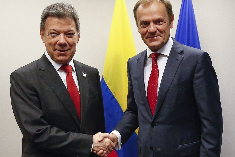 El presidente del Consejo Europeo, Donald Tusk (d), recibe al presidente colombiano, Juan Manuel Santos.