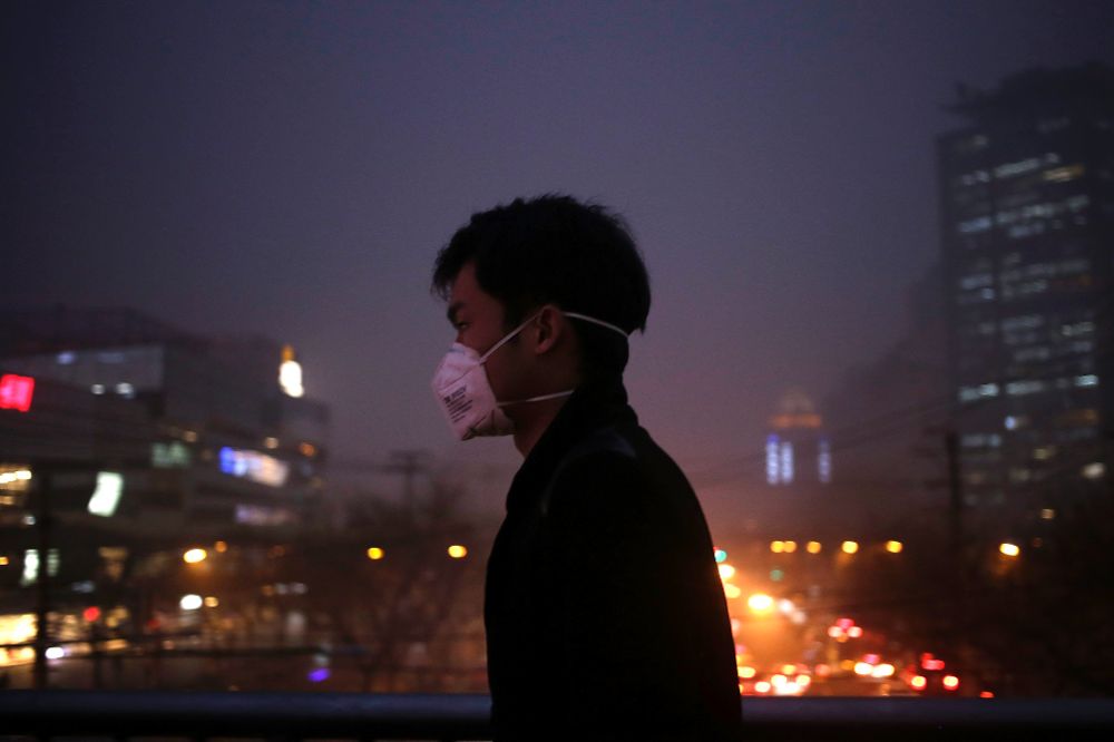 Un hombre pasea por las calles de Pekín (China) con una mascarilla.