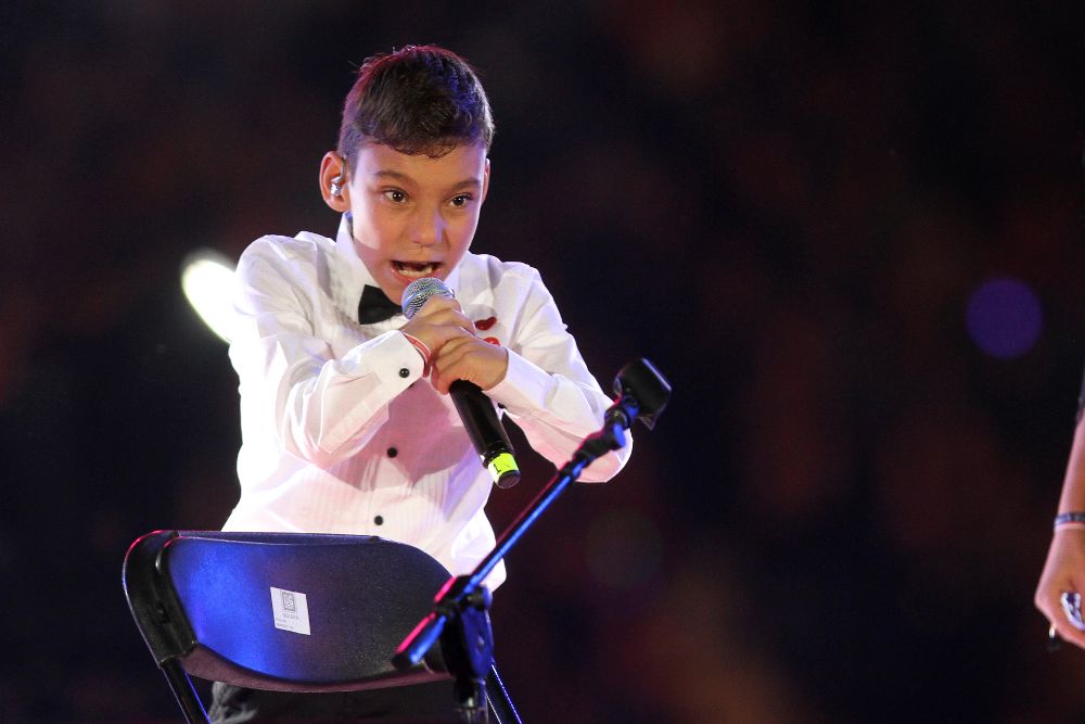 Adrian Martin Vega, niño español discapacitado, se presenta en el cierre de la Teletón chilena.