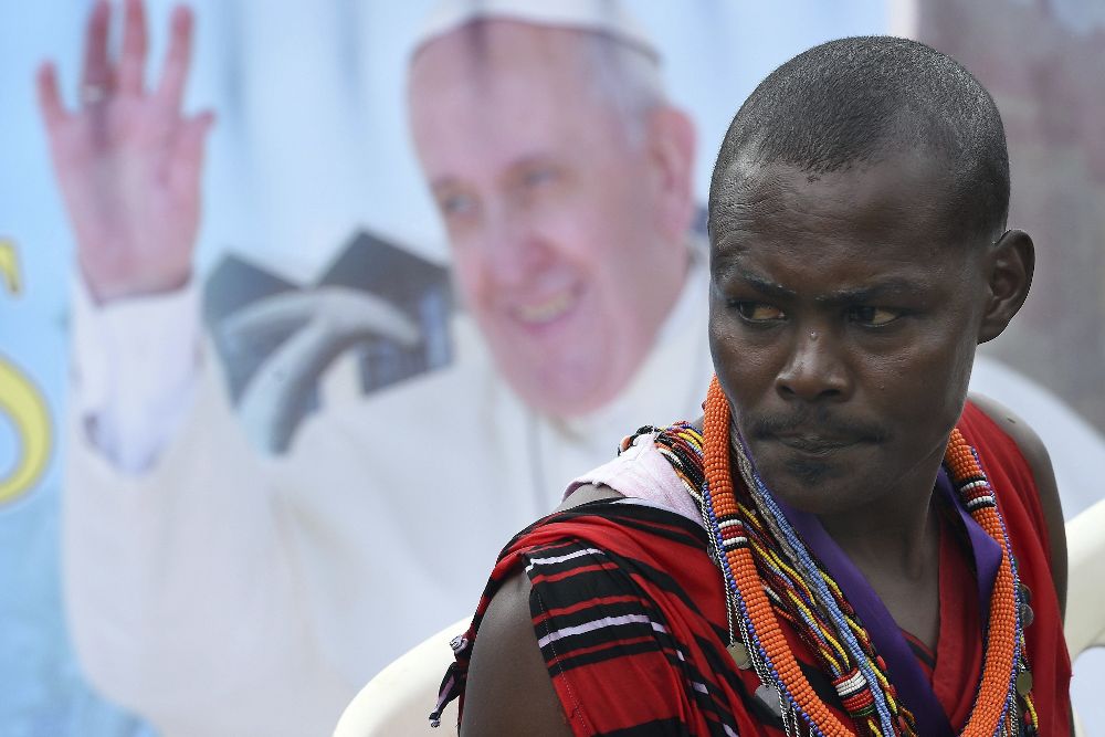 Un hombre vestido con un traje tradicional asiste a la misa oficiada por el papa Francisco en la Universiada de Nairobi (Kenia).