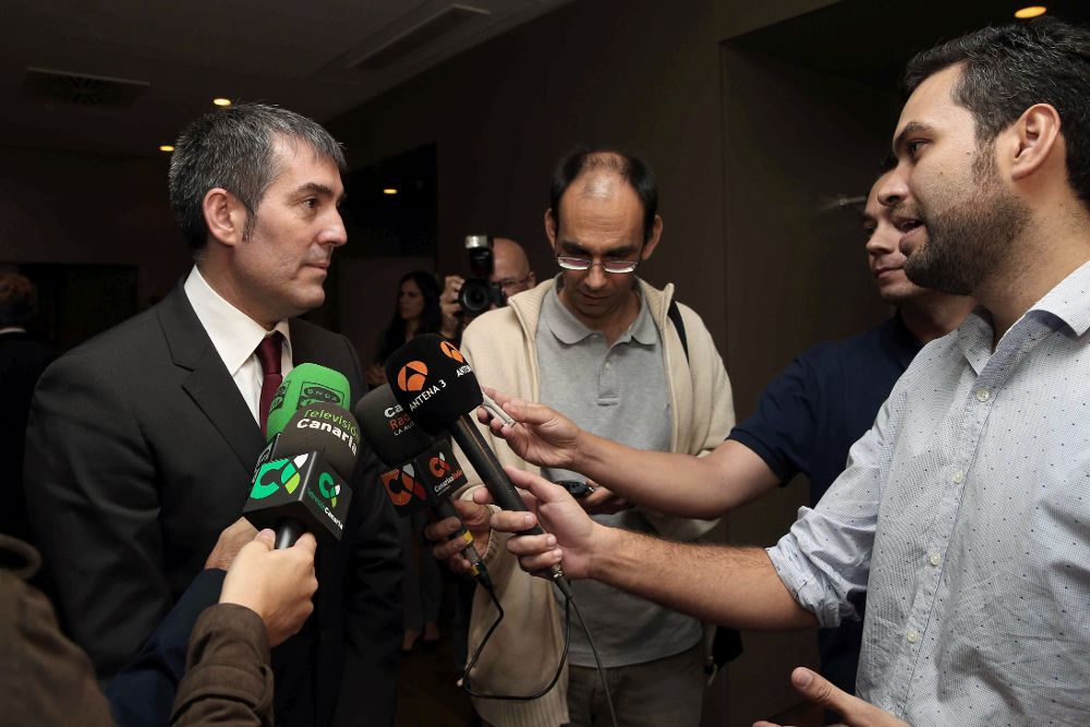 El presidente del Gobierno de Canarias, Fernando Clavijo, atiende a los medios de comunicación.