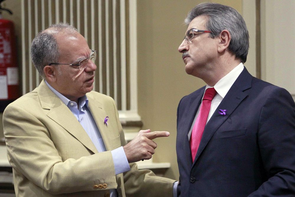 Los diputados de Asamblea Socialista Gomera, Casimiro Curbelo (i), y de Nueva Canarias, Román Rodríguez.