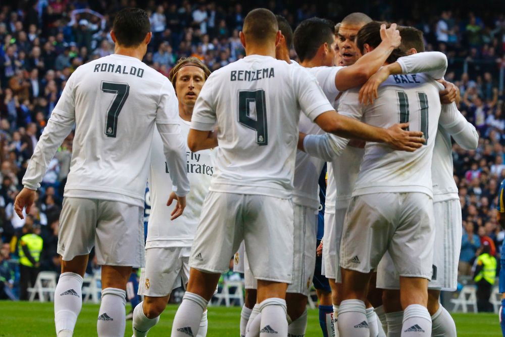 El delantero francés del Real Madrid Karim Benzema (c) celebra el segundo gol de su equipo ante el Getafe.