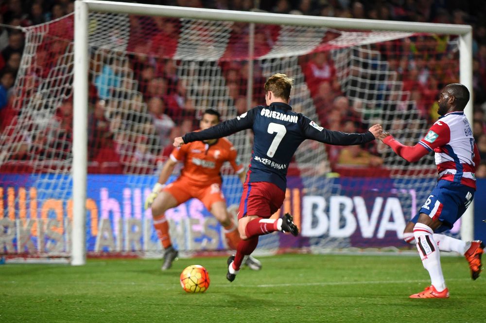 El delantero francés del Atlético de Madrid Antoine Griezmann (c) dispara a puerta para marcar el segundo gol.