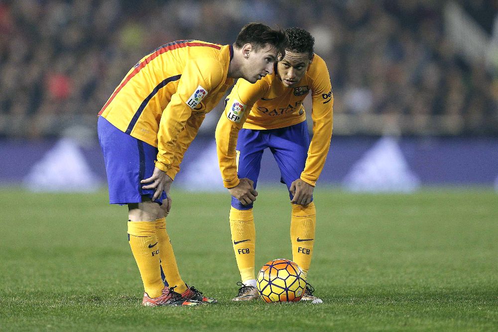 Los jugadores del F. C. Barcelona, el argentino Leo Messi (i) y el brasileño Neymar, durante el encuentro.