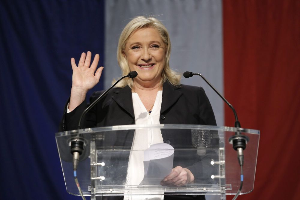 Marine Le Pen saluda.