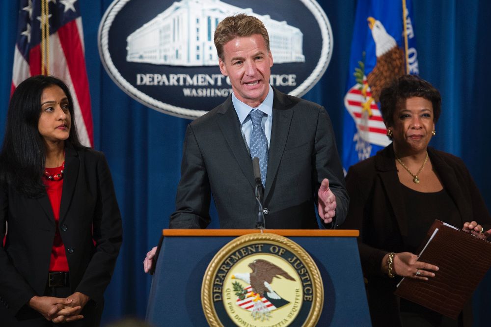 La fiscal general estadounidense Loretta Lynch (d), la funcionaria del Departamento de Justicia, Vanita Gupta (i) y el fiscal federal Zachary T. Fardon (d).