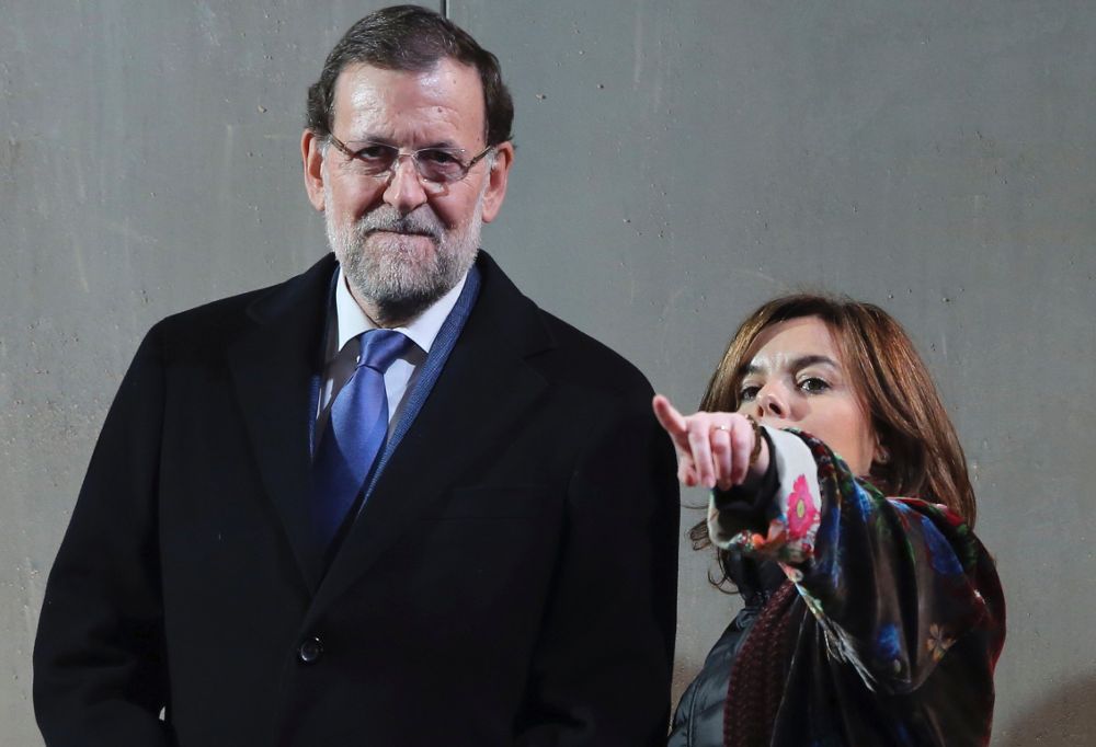 El presidente del Gobierno, Mariano Rajoy, y la vicepresidenta y número 2 de la lista popular, Soraya Sáenz de Santamaría, durante el acto de inicio de camapaña electoral en Madrid.