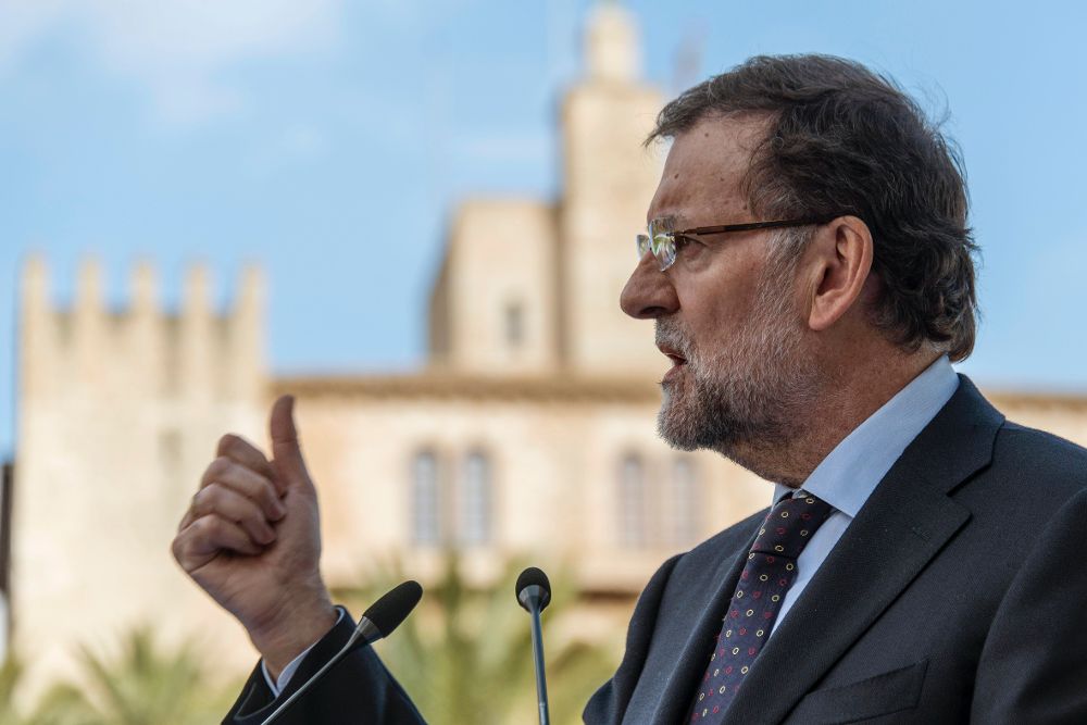 El candidato a la reelección como presidente del Gobierno, Mariano Rajoy, durante su intervención hoy en el mitin del PP en el Parc de la Mar en Palma de Mallorca.