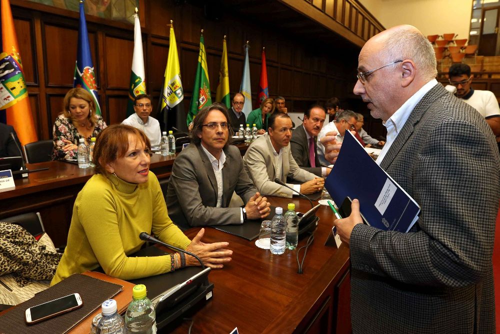 El presidente del Cabildo de Gran Canaria, Antonio Morales (d), conversa con la vicepresidenta tercera, Inés Jiménez, y varios alcaldes.