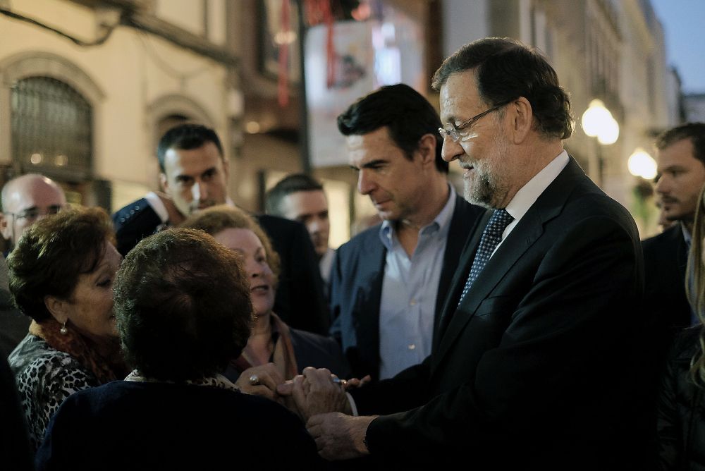 El presidente del Gobierno, Mariano Rajoy, junto al ministro de Industria y candidato del PP al Congreso por Las Palmas, José Manuel Soria.