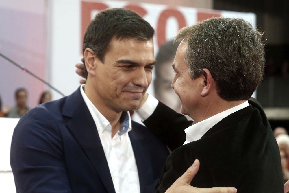 El secretario general del PSOE y candidato a la Presidencia del Gobierno, Pedro Sánchez, saluda al expresidente del Gobierno José Luis Rodríguez Zapatero.