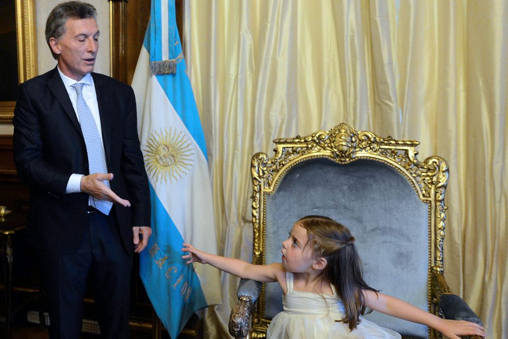 Fotografía cedida por la Presidencia de Argentina que muestra al recién investido presidente, Mauricio Macri, y a su hija Antonia en el despacho presidencial de la Casa Rosada, en Buenos Aires (Argentina).
