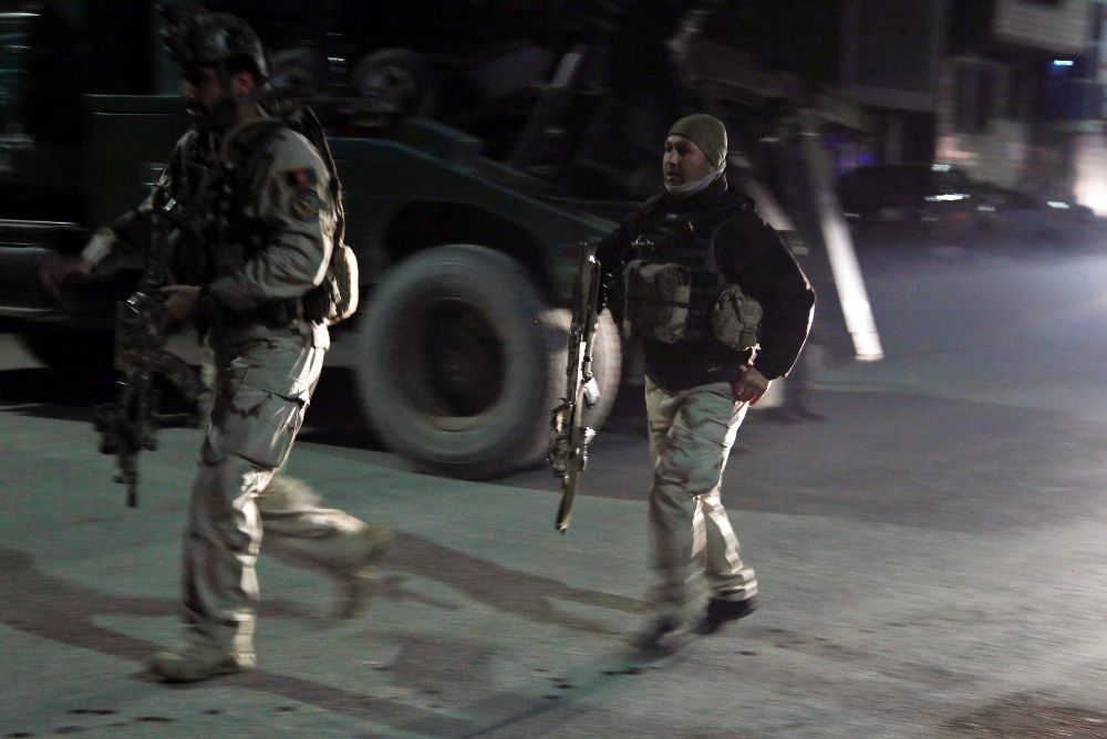 Miembros de las fuerzas de seguridad de Afganistán llegan al lugar donde un grupo de insurgentes suicidas atacó en Kabul, Afganistán.