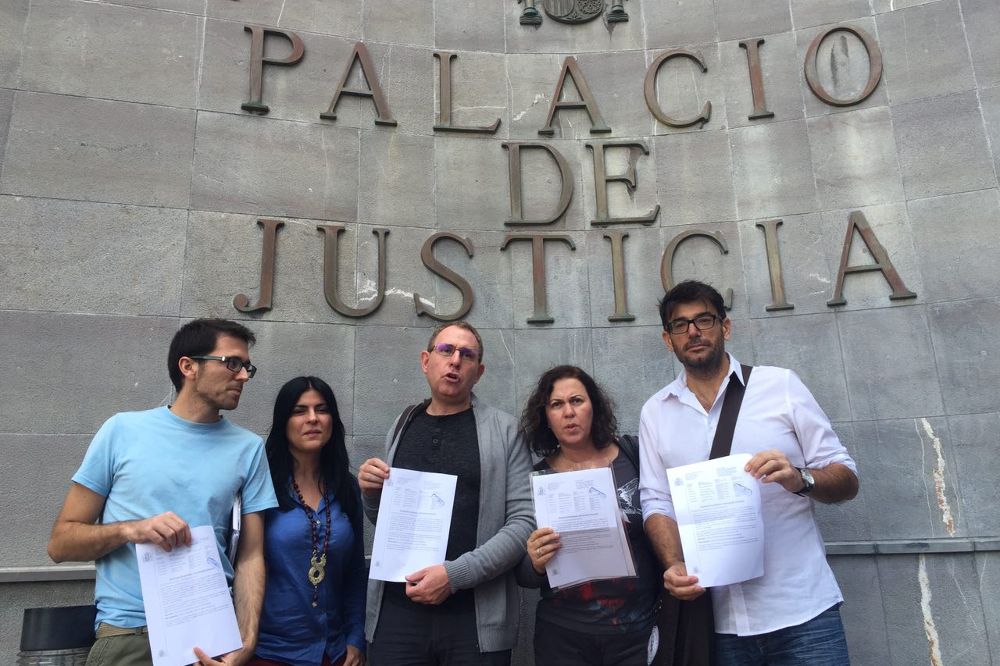 Los representantes de Podemos tras realizar la gestión en el Palación de Justicia de la capital tinerfeña.