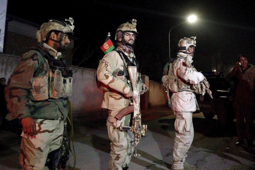 Miembros de las fuerzas de seguridad de Afganistán llegan al lugar donde un grupo de insurgentes suicidas atacó la Embajada de España y una casa de huéspedes extranjera en Kabul.