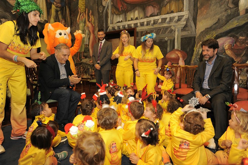 El presidente del Cabildo (d) y el consejero insular de Empleo con unos niños durante la presentación del PIT.