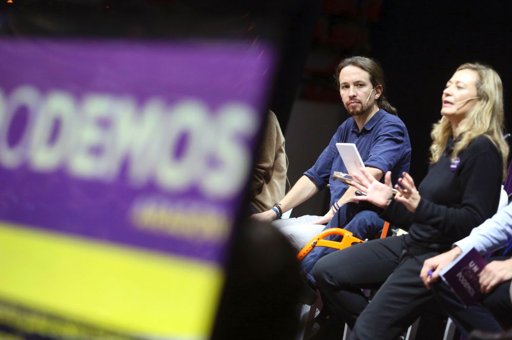 El líder de Podemos y candidato a la Presidencia del Gobierno, Pablo Iglesias (2d), junto a la cabeza de lista por Las Palmas, la jueza Victoria Rosell, durante el mitin celebrado en Zaragoza el pasado sábado.