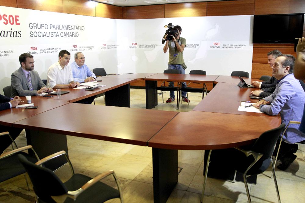 La mesa del pacto entre Coalición Canaria y el PSOE se reunió hoy en la sede del grupo parlamentario socialista para debatir sobre el pacto en el Ayuntamiento de La Laguna.