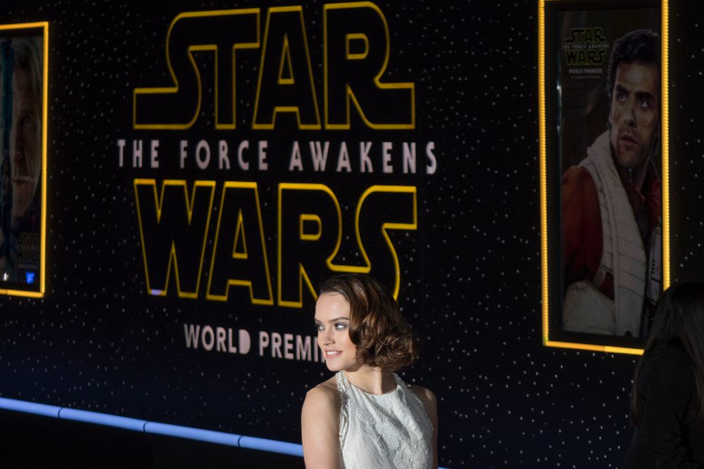 La actriz británica Daisy Ridley posa a su llegada al preestreno de "Star Wars: El Despertar de la Fuerza" en Hollywood.