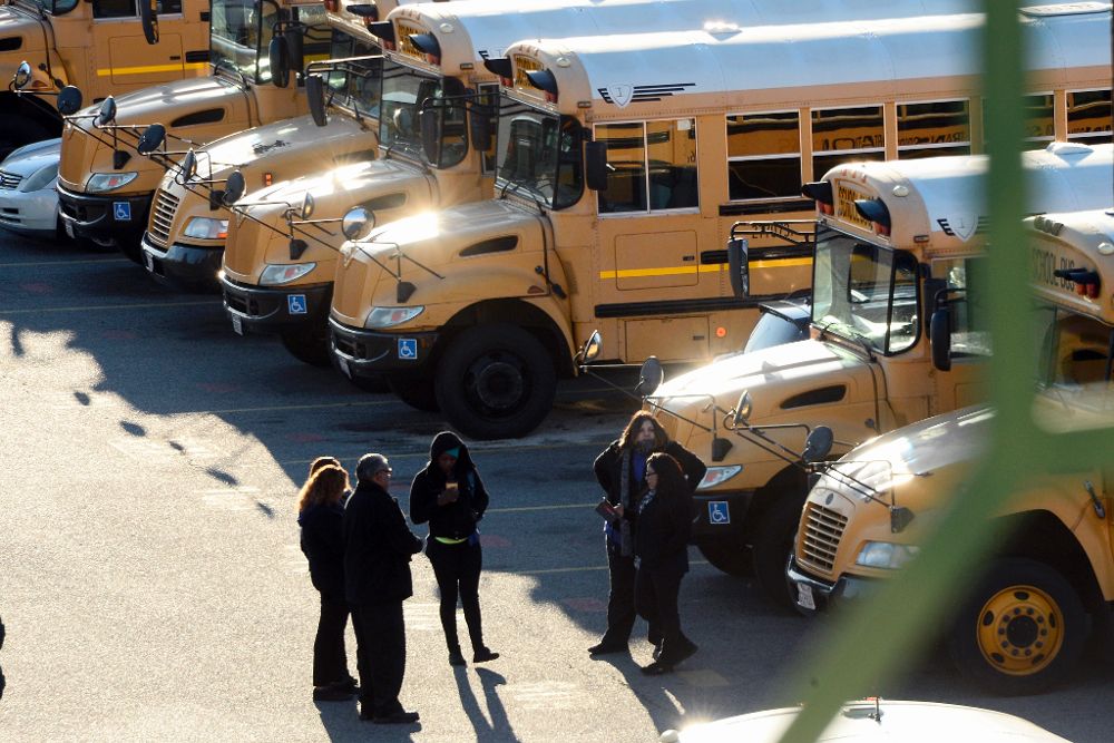 Conductores del servicio de autobuses escolar esperan órdenes tras las "amenzas no especificadas" contra los colegios en Los Ángeles.
