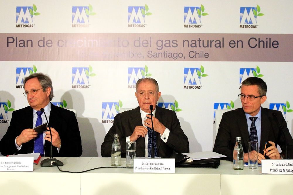 El presidente de Gas Natural Fenosa, Salvador Gabarró (c), habla junto al presidente de la empresa chilena Metrogas, Antonio Gallart (d), y el consejero delegado Rafael Villaseca, durante la presentación del "Plan de Crecimiento de Gas Natural en Chile", en Santiago (Chile).