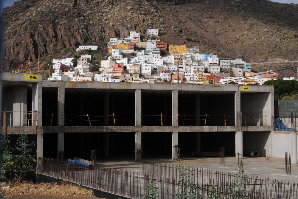Vista del aparcamiento de Las Teresitas conocido como el 'mamotreto'.