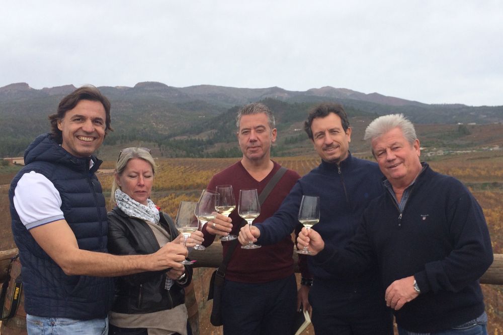 Periodistas suecos brindan con un vino de Tenerife.
