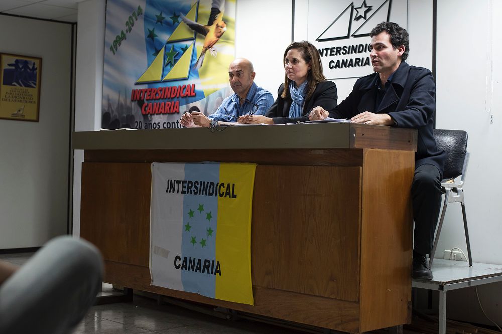 Los representantes de Inersindical Canaria explican la desconvocatoria de la huelga.