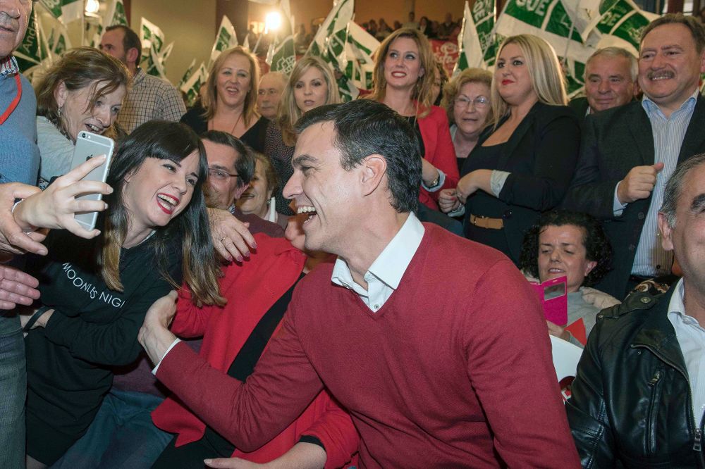 El secretario general del PSOE y candidato a presidente del Gobierno, Pedro Sánchez, es aclamado a su llegada a un acto público en el Pabellón de Usos Múltiples en la localidad granadina de Cijuela.
