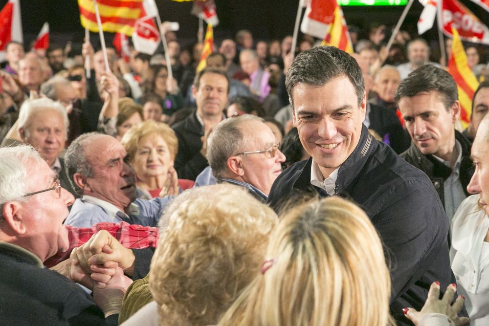 El candidato socialista a presidente del Gobierno, Pedro Sánchez, saluda a los militantes al término del mítin que ha ofrecido esta mañana en el cine Palafox de Zaragoza.