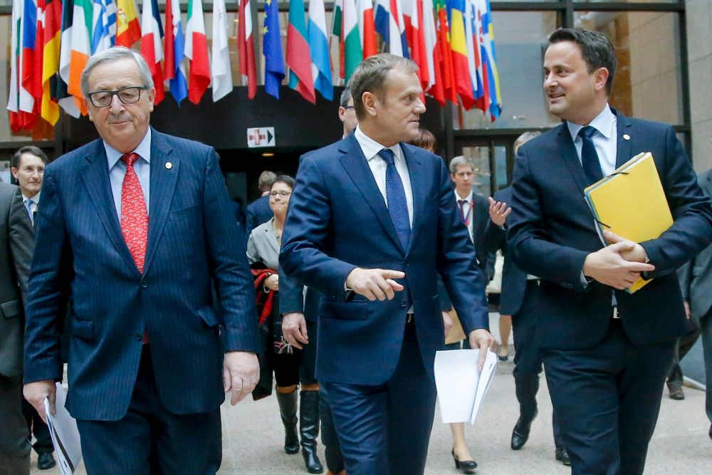 (i-d) El presidente de la Comisión Europea, Jean Claude Juncker; el presidente del Consejo Europeo, Donald Tusk; y el primer ministro luxemburgués, Xavier Bettel, se encaminan a una rueda de prensa celebrada al finalizar la segunda jornada de la Cumbre de los Jefes de Estado y de Gobierno de la Unión Europea.
