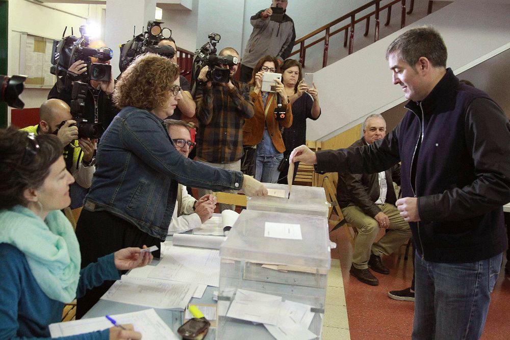 El presidente del Gobierno de Canarias, Fernando Clavijo, vota en la jornada de elecciones generales del 20D.