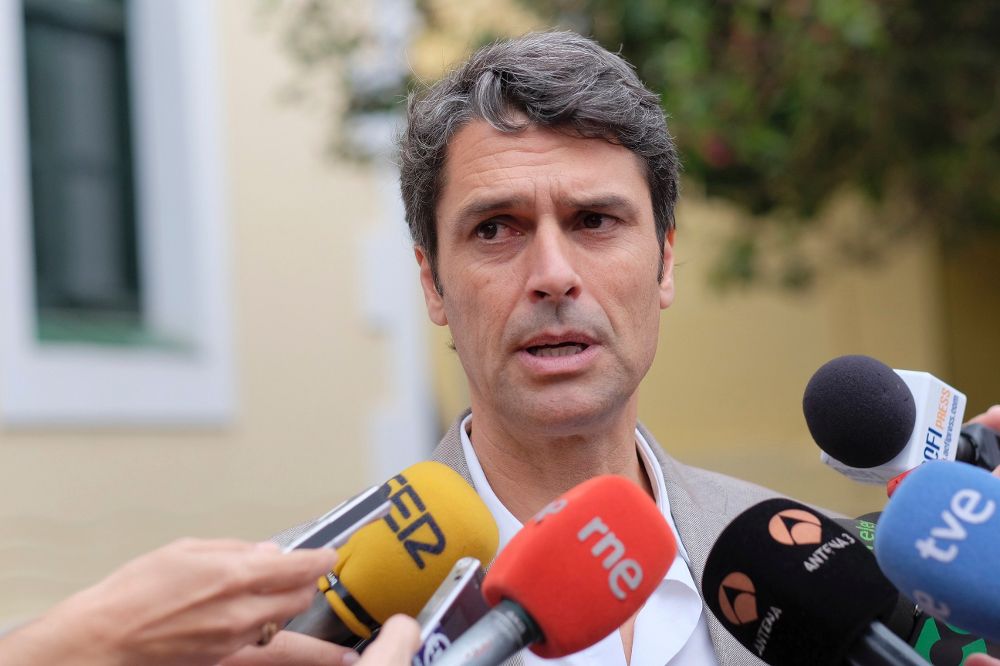 El delago del Gobierno en Canarias, Enrique Hernández Bento, tras ejercer su derecho al voto, atendió a los periodistas.