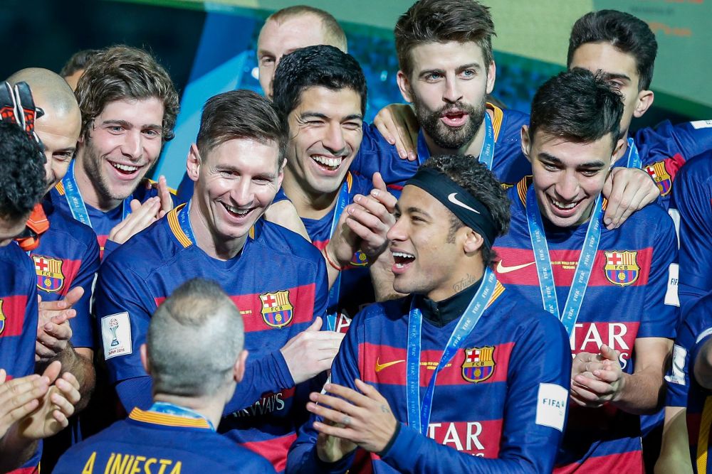 Los jugadores del Barcelona celebran su vitoria nada más acabar el partido.
