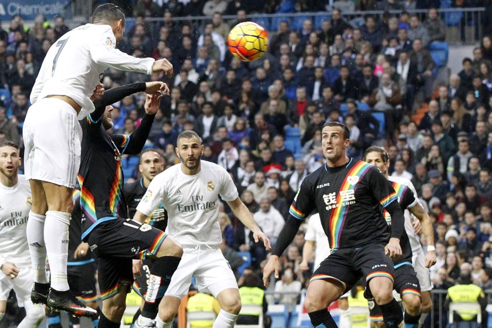 El delantero del Real Madrid Cristiano Ronaldo remata de cabeza durante el partido contra el Rayo Vallecano.