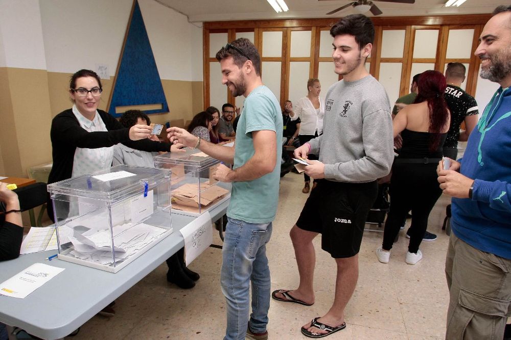 Votación en un colegio electoral de Añaza, en la capital tinerfeña.M. PISACA