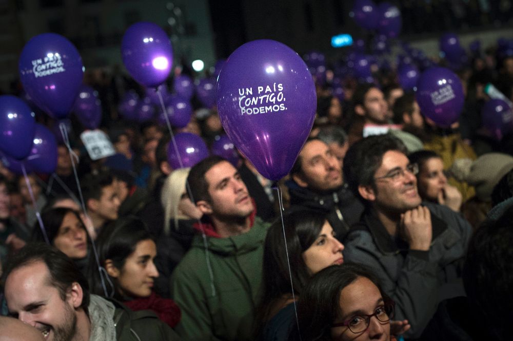 Simpatizantes de Podemos escuchan la comparecencia del director de campaña de Podemos, Íñigo Errejón.
