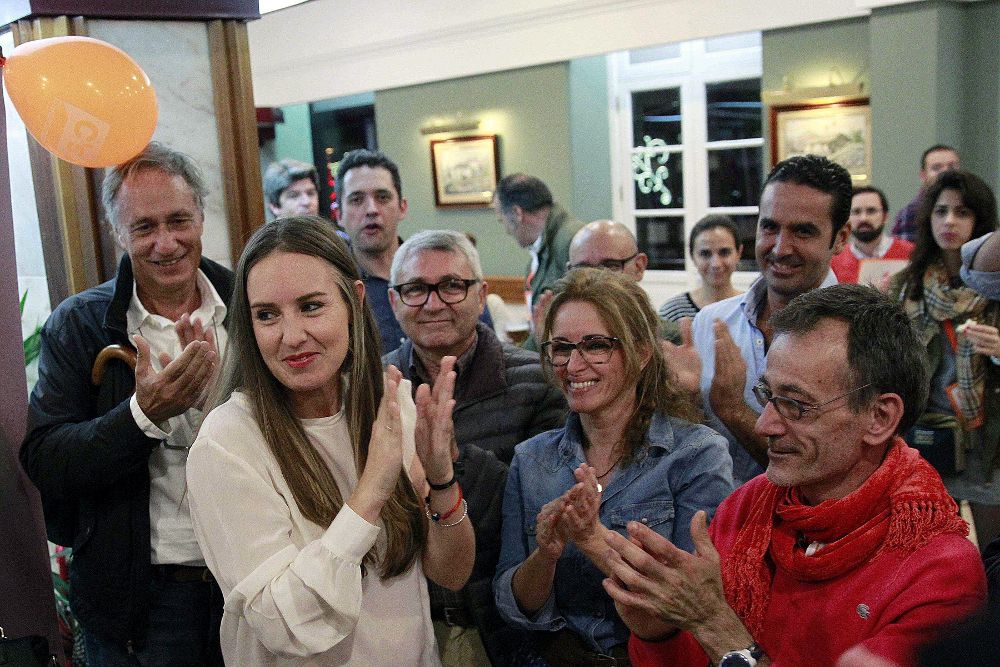 Melisa Rodriguez (2-i), de Ciudadanos, muestra su alegría al confirmarse que consigue un acta de diputada en el Congreso de los Diputados por la provincia de Santa Cruz de Tenerife.