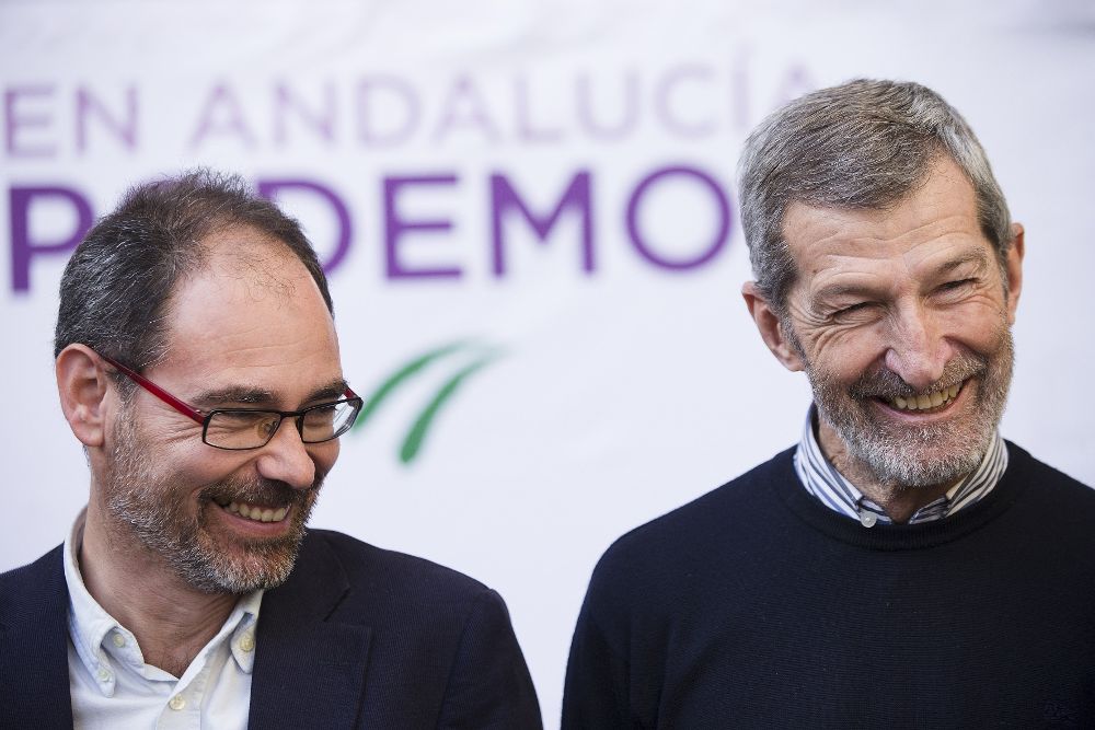 El ex jefe del Estado Mayor (JEMAD) y segundo candidato de Podemos al Congreso por la provincia de Zaragoza, Julio Rodríguez (d), y el cabeza de lista de Podemos en Málaga, Alberto Montero.