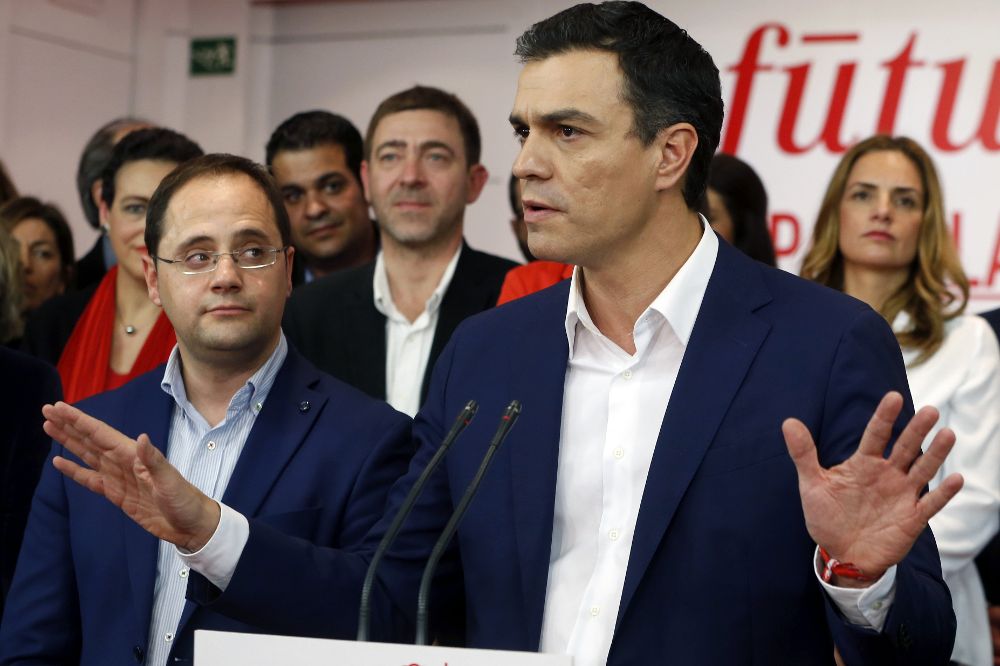 El secretario general y candidato del PSOE al Congreso de los Diputados, Pedro Sánchez, durante su comparecencia en la sede de los socialistas en la calle Ferraz, para hacer balance de los resultados en la elecciones generales.