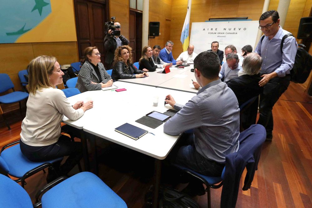 La diputada electa de Coalición Canarias Ana Oramas (i) y el candidato al Congreso por Las Palmas Pablo Rodríguez (d) durante la reunión del comité permanente del partido para analizar los resultados obtenidos en las elecciones de ayer.