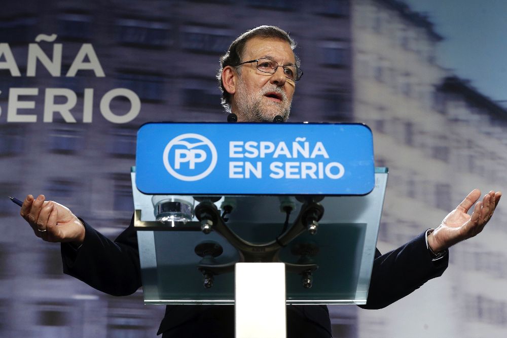 El presidente del Gobierno, Mariano Rajoy, durante la rueda de prensa que ha ofrecido esta tarde en la sede nacional del PP, una vez finalizada la reunión del comité ejecutivo nacional del partido, que analiza los resultados de las elecciones generales.