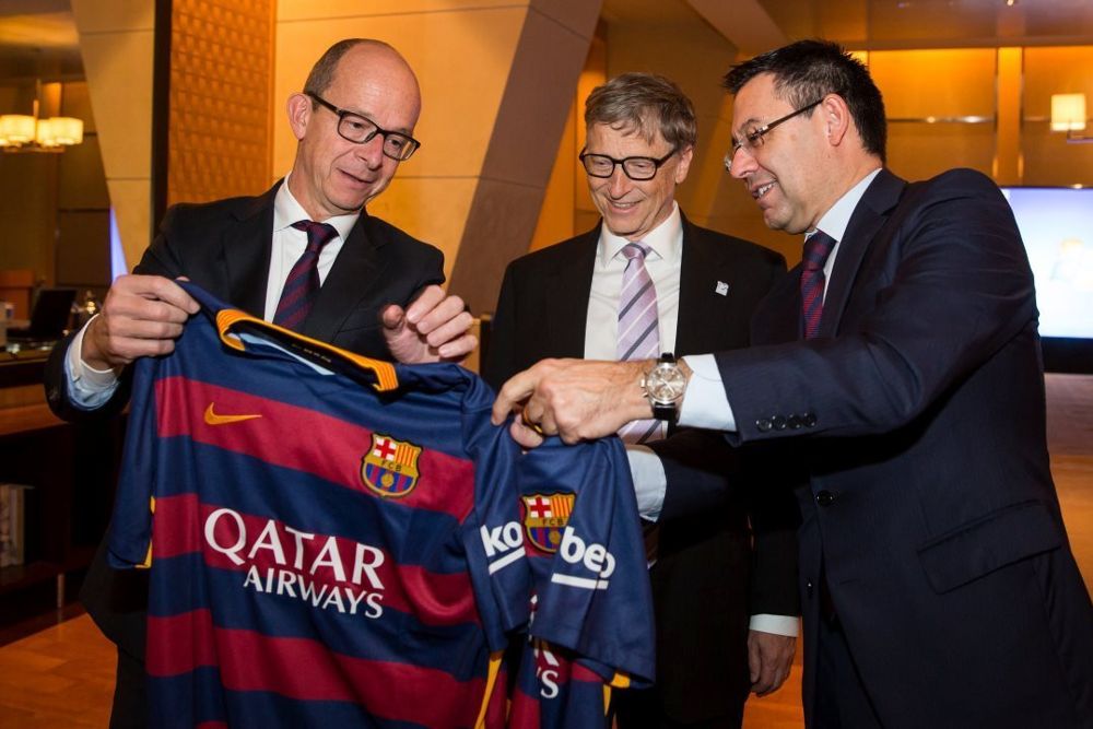 El presidente del FC Barcelona, Josep Maria Bartomeu (d), y el vicepresidente del área social del club, Jordi Cardoner (i), entregan una camiseta al fundador de Microsoft, Bill Gates.