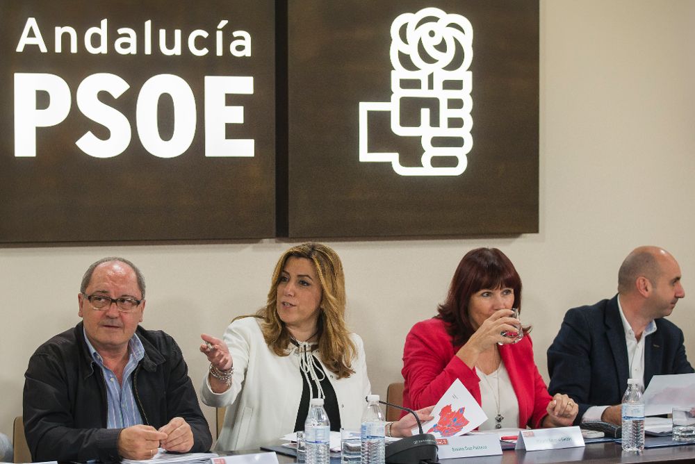 La secretaria general de los socialistas andaluces y presidenta de la Junta, Susana Díaz (2ª iz.) junto al secretario de Organización, Juan Cornejo (i), la presidenta del PSOE, Micaela Navarro, y el numero 3 del partido en Andalucía, Francisco Conejo.